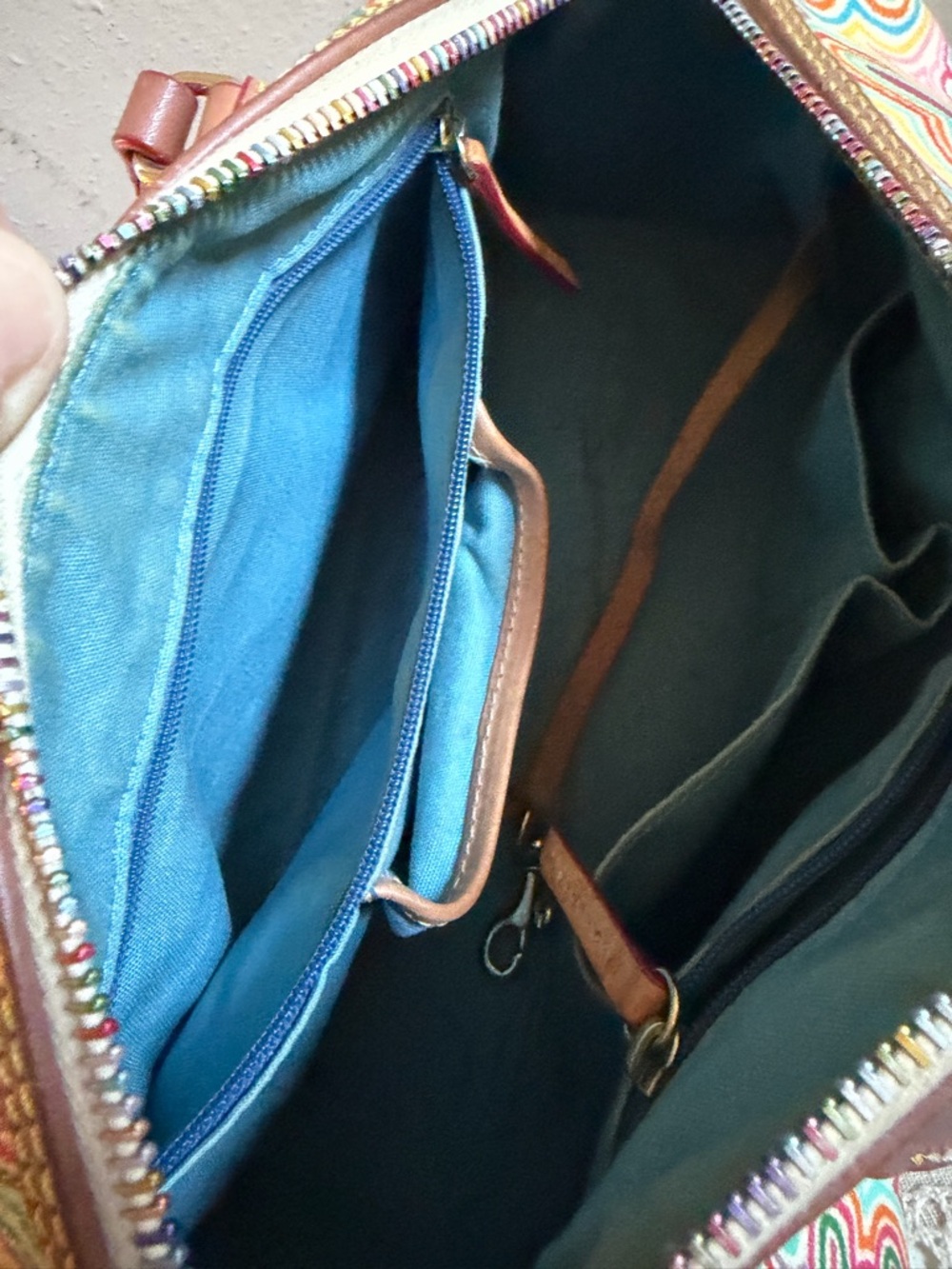 VTG Y2K Dooney & Bourke
"Crayon Hearts Collection"
Barrel Shoulder Bag - Picture 10 of 13